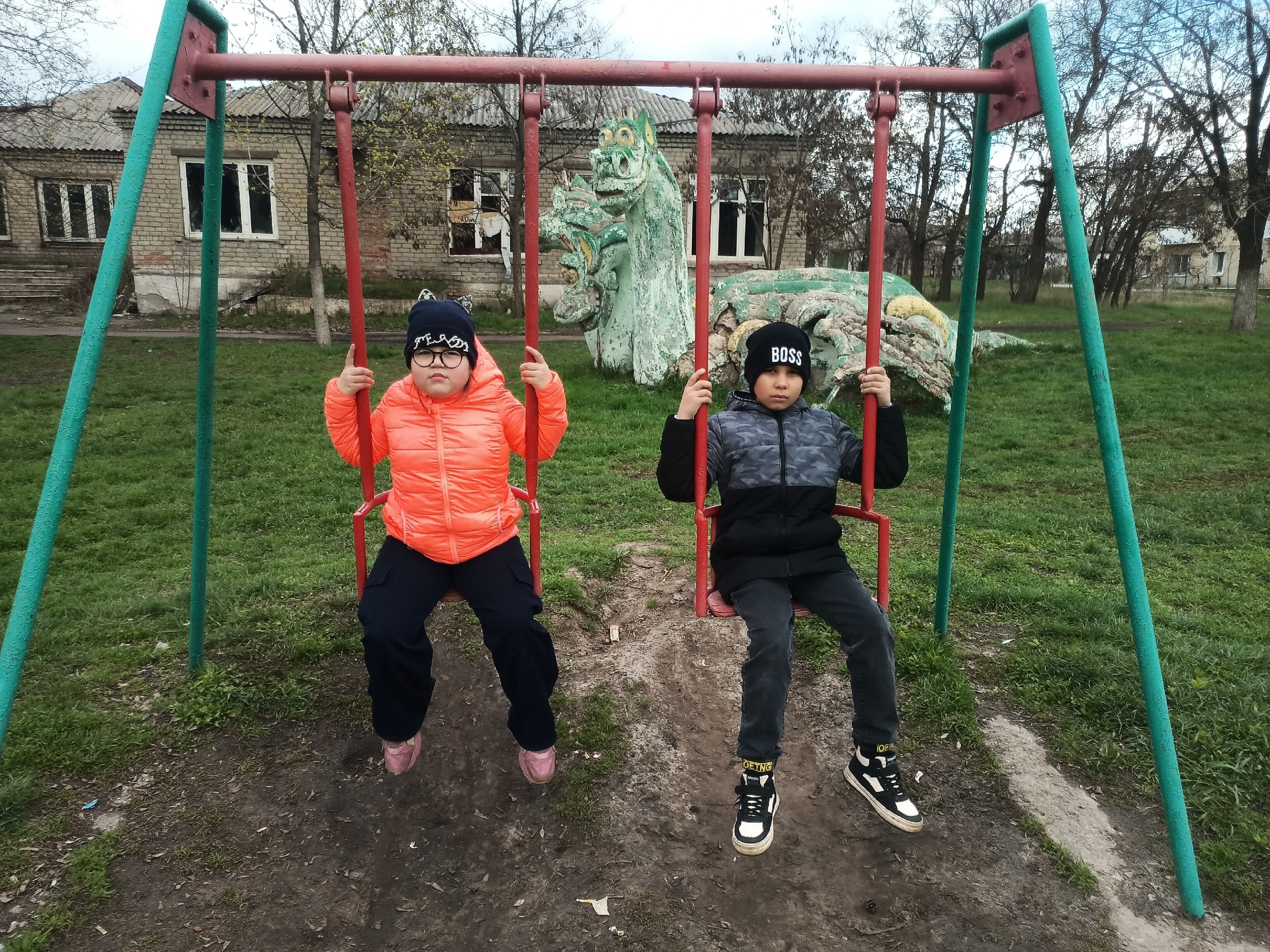 Беседа, посвященная правилам безопасного поведения на детских и спортивных площадках.