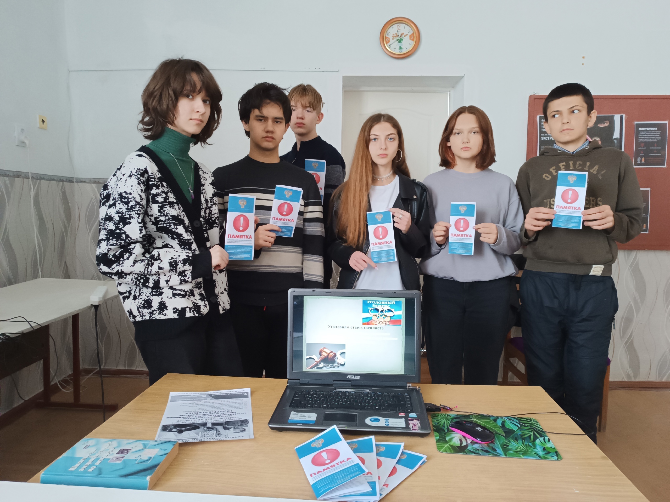 Классные часы и беседы по профилактике правонарушений среди несовершеннолетних.