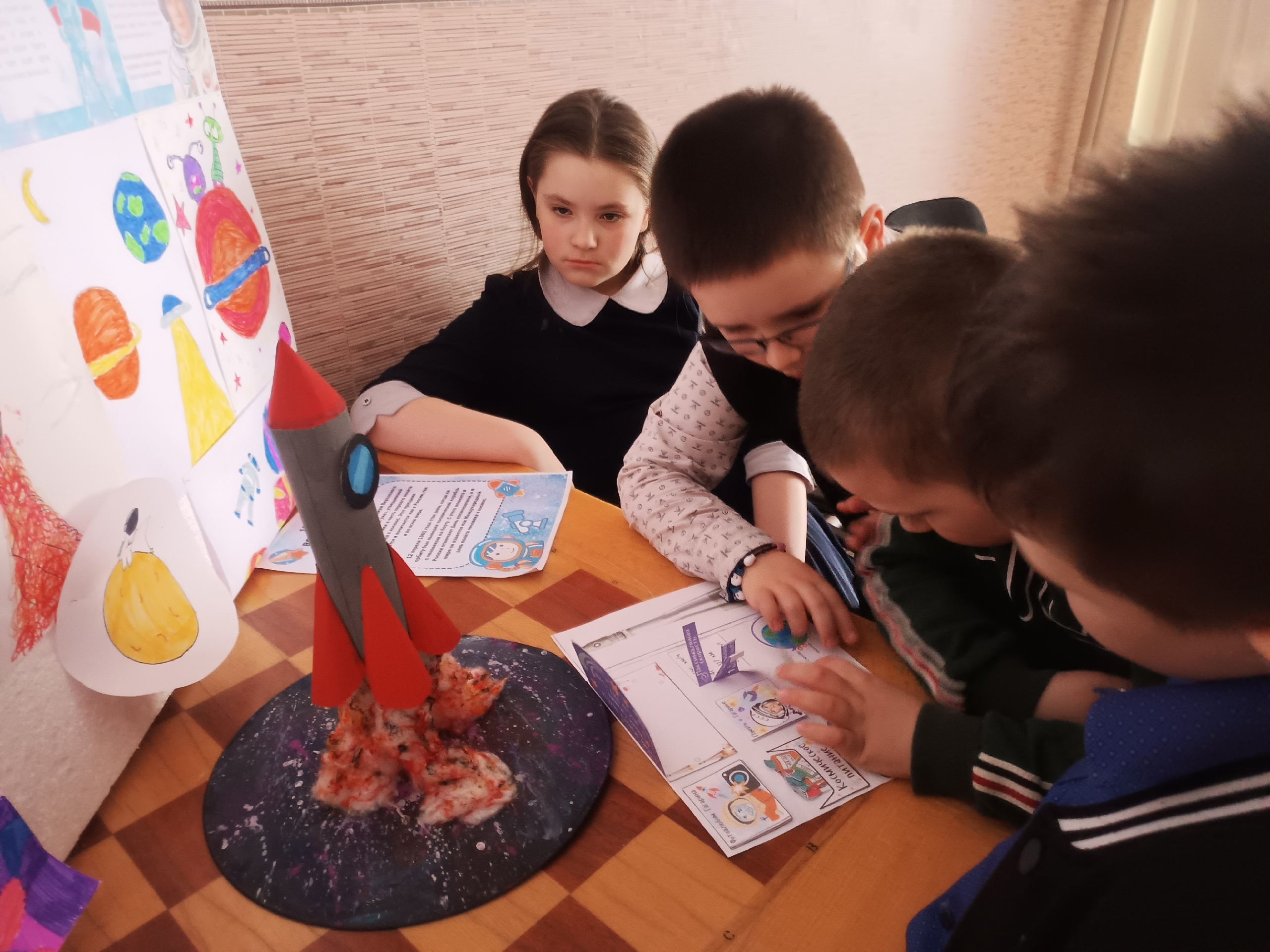 Выставка рисунков и поделок для обучающихся 1-6 классов, посвященная Дню космонавтики.